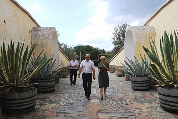 Рабочий визит Администрации города Феодосии на "Завод марочных вин Коктебель"